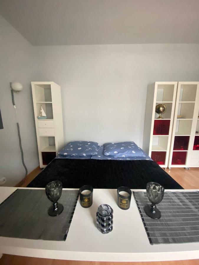 Cozy Modern With Small Balcony In The Heart Of Berlijn